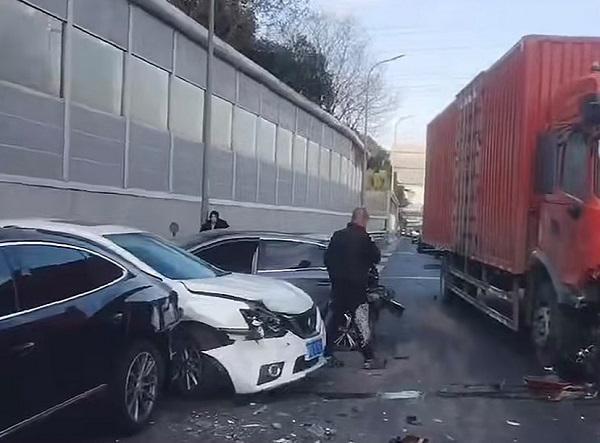 连环事故 无人员伤亡开元棋牌货车追尾引发(图1)